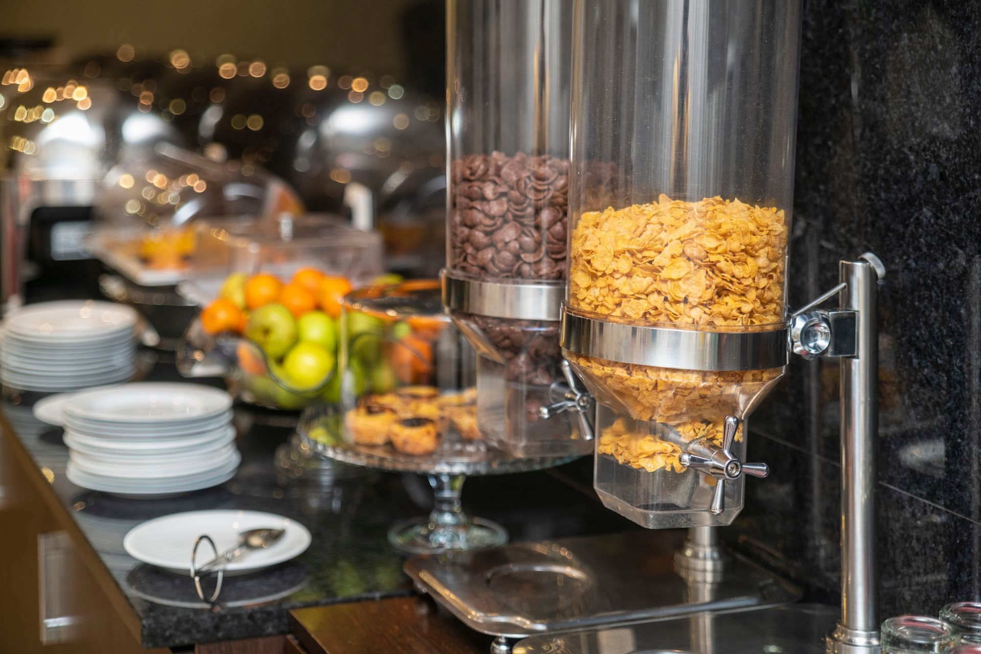 RK Suite Hotel Luanda — Restaurant (2)